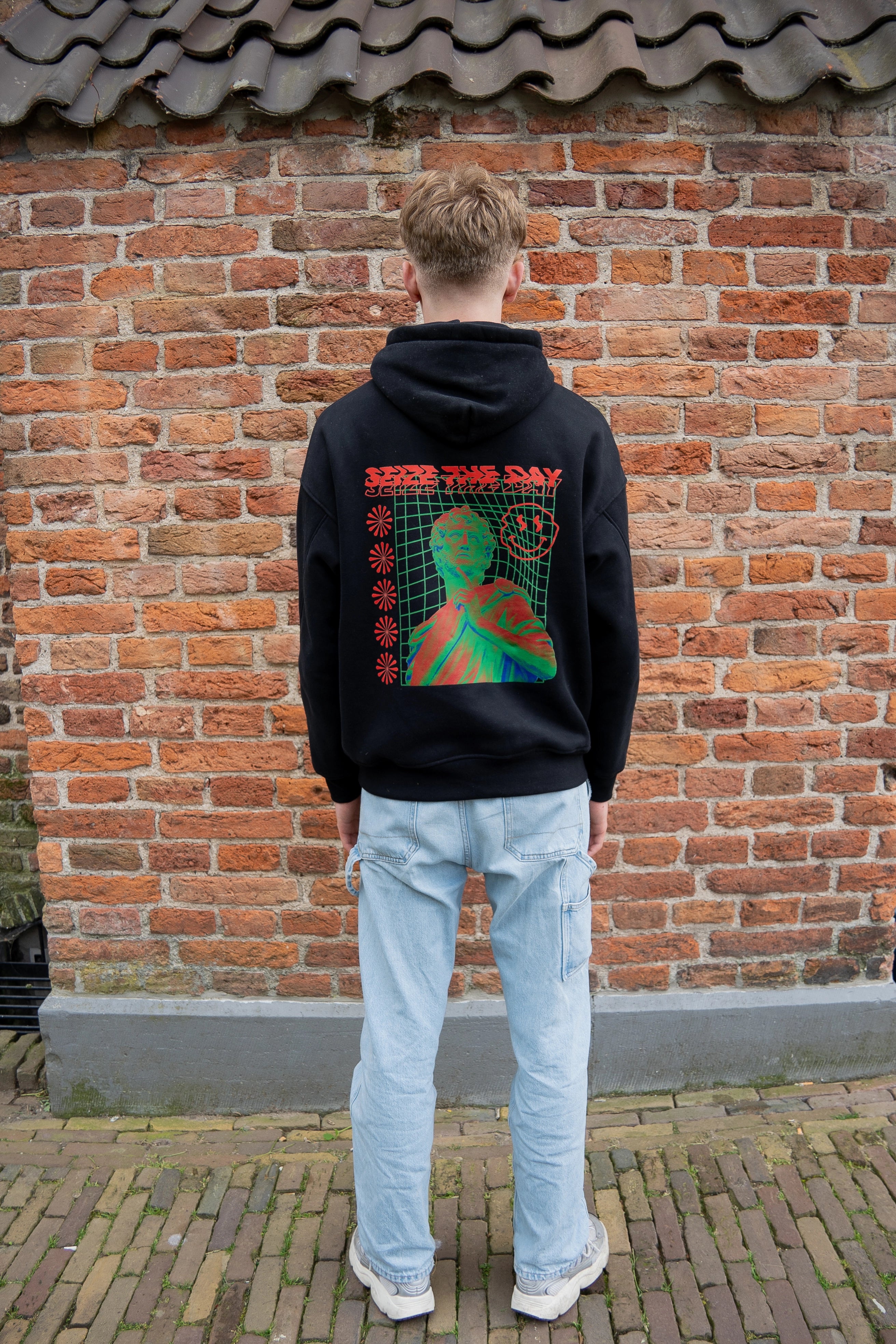 model in digital renaissance hoodie van seize the day achterzijde