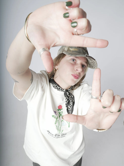 Model in Better Tee van Seize the day