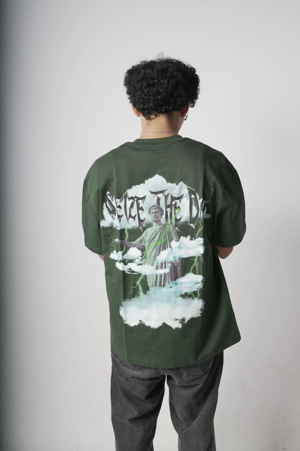 Model in Verdant Statue Tee  van Seize the day 