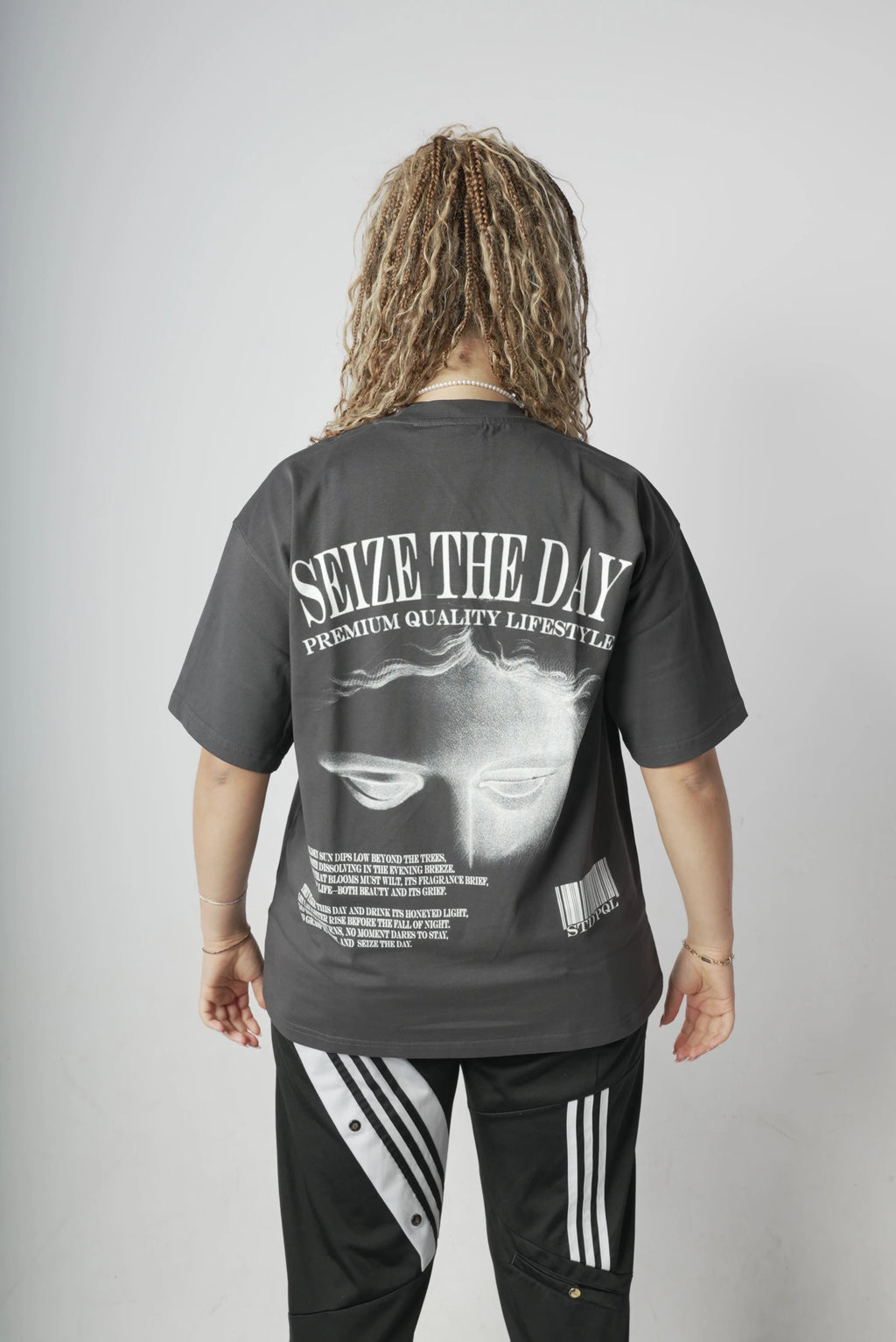 Model in Ethereal Grey Tee van Seize the day